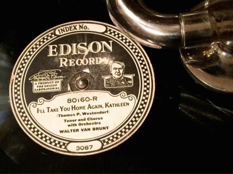 Phonograph (1)